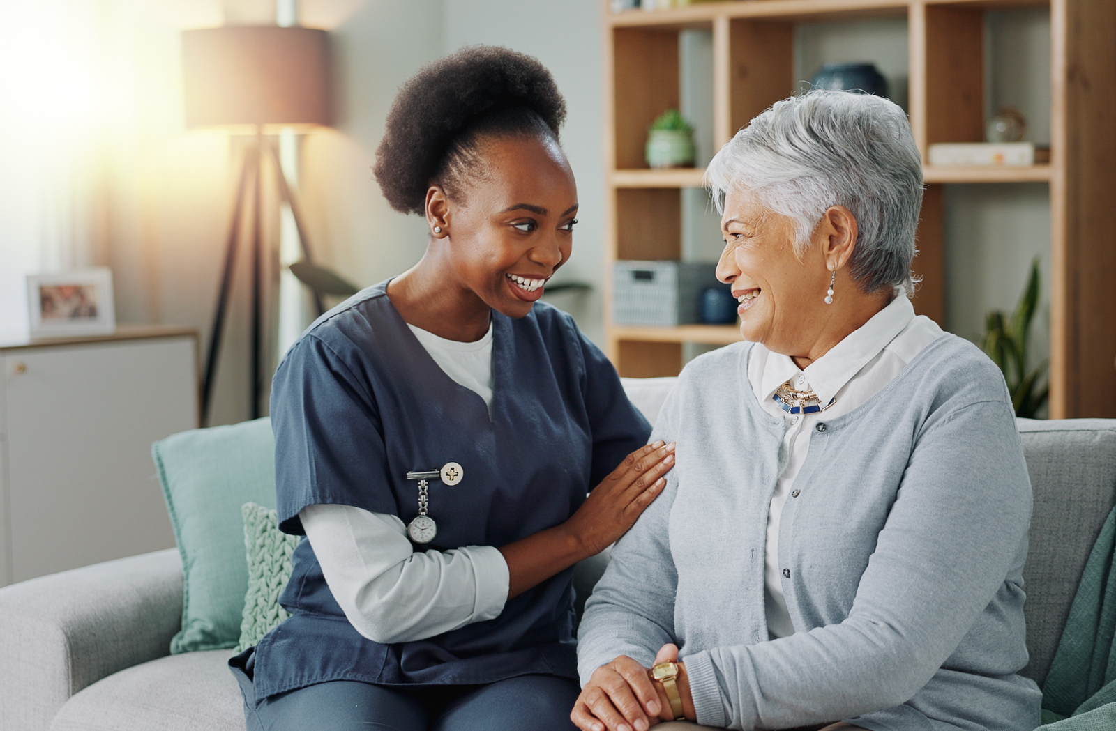 A nurse offers personalized medicine at home for elder care through House call The App